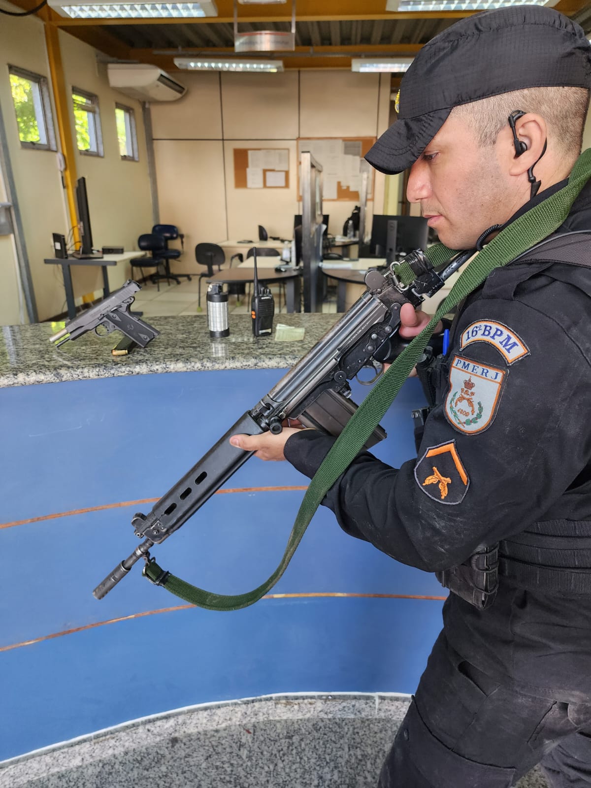 PM apreende fuzis, munições e granadas em comunidades da Zona Norte 